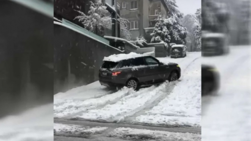 Провал: Range Rover Sport се озори със заснежена стръмна улица ВИДЕО