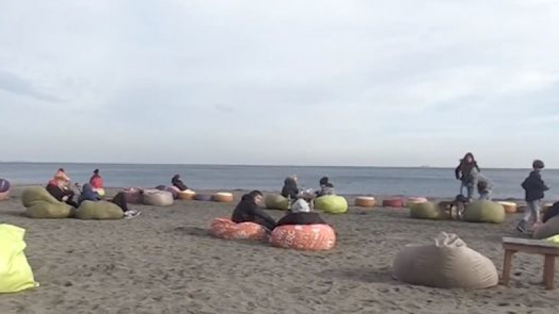 Бургазлии окупираха плажа в последния почивен ден, а най-смелите... ВИДЕО 