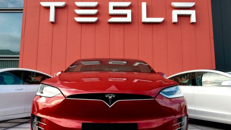 Собствениците на Tesla получиха най-тъпия ъпдейт като подарък за Коледа ВИДЕО