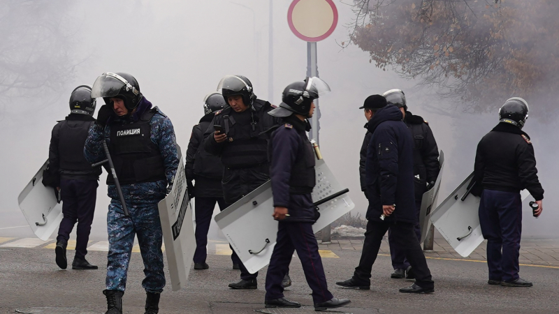 Стрелба и убити полицаи при безредиците в Казахстан ВИДЕО 18+