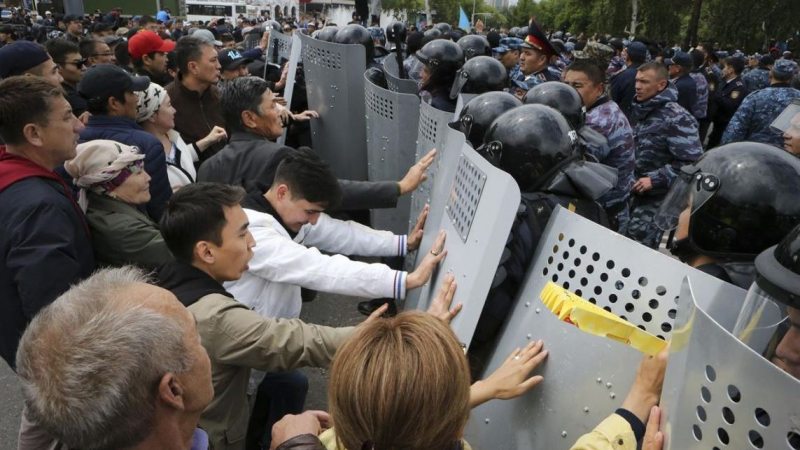 Бронетранспортьори елиминираха десетки протестиращи в Казахстан 