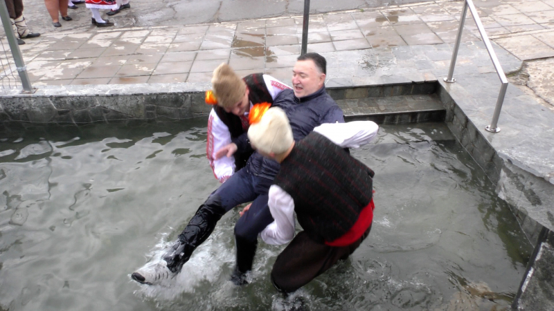 БЛИЦ TV: Уникален ритуал - изкъпаха в ледена вода кмета, булките и имениците в Карлово 
