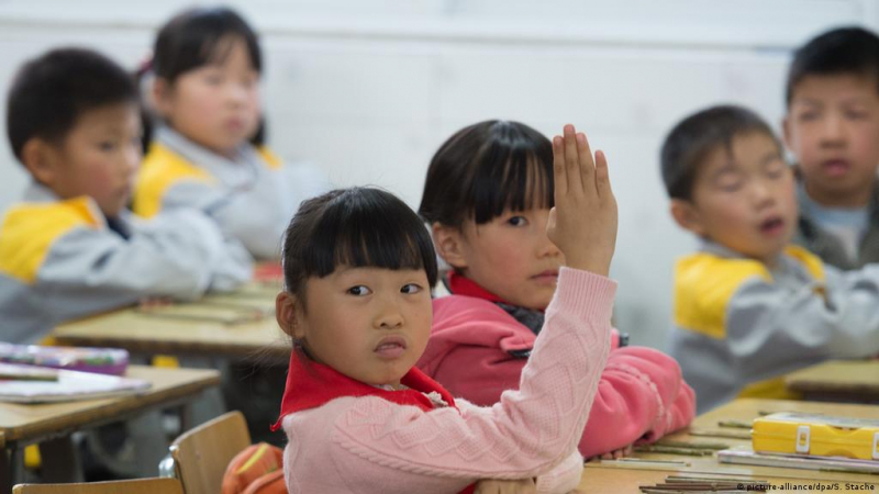 Китай разпореди: Децата да се учат на любов към семейството и родината