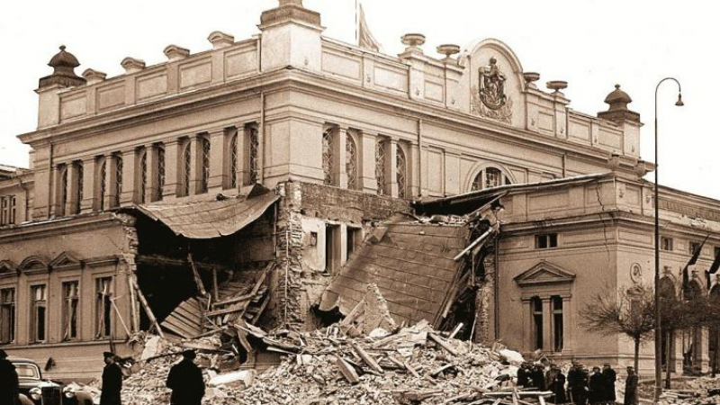 За да принудят България да скъса с Хитлер: Британски и US бомбардировачи изравняват София със земята СНИМКА