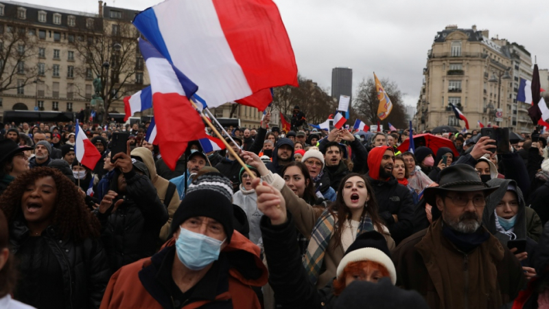 Във Франция е страшно, десетки хиляди маршируват по улиците срещу ваксините ВИДЕО