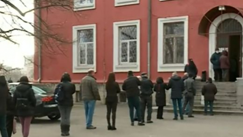 СНИМКИ показват невиждани опашки в София, всички се юрнаха да... ВИДЕО