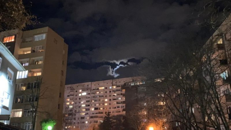 Феноменално! Заснеха Батман над панелка в София! СНИМКА