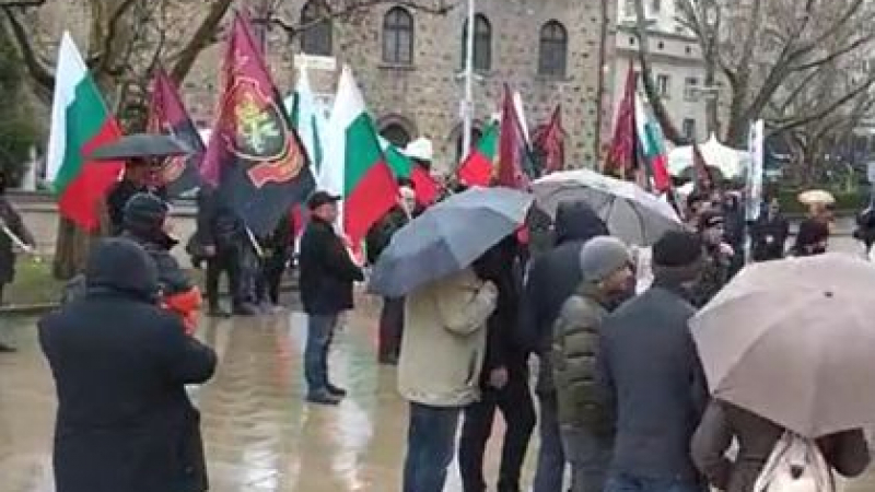 ВМРО развя знамена под прозорците на Радев на старта на КСНС ВИДЕО