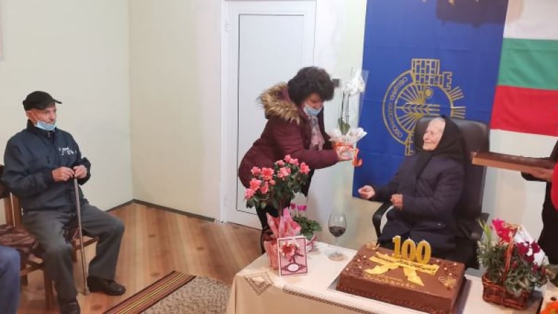 БЛИЦ TV: Цяло село се събра да празнува 100-г юбилей на близка роднина на Мария Цънцарова