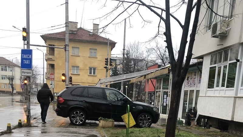 Тарикат с БМВ паркира безумно и събра куп псувни СНИМКИ