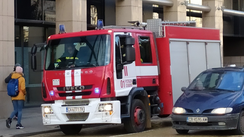 Само в БЛИЦ! Опасна ситуация в баровски квартал в столицата, пожарни и полиция се изсипаха на мястото