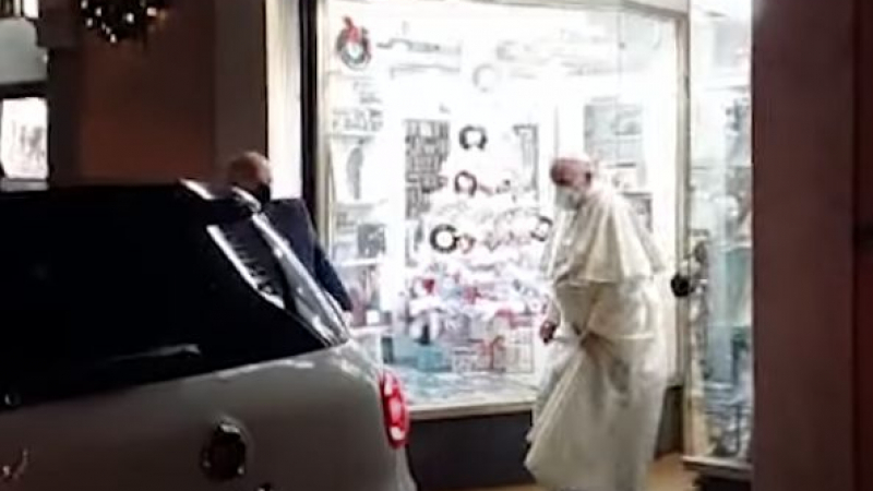 Папата изненадващо напусна Ватикана, за да... ВИДЕО 