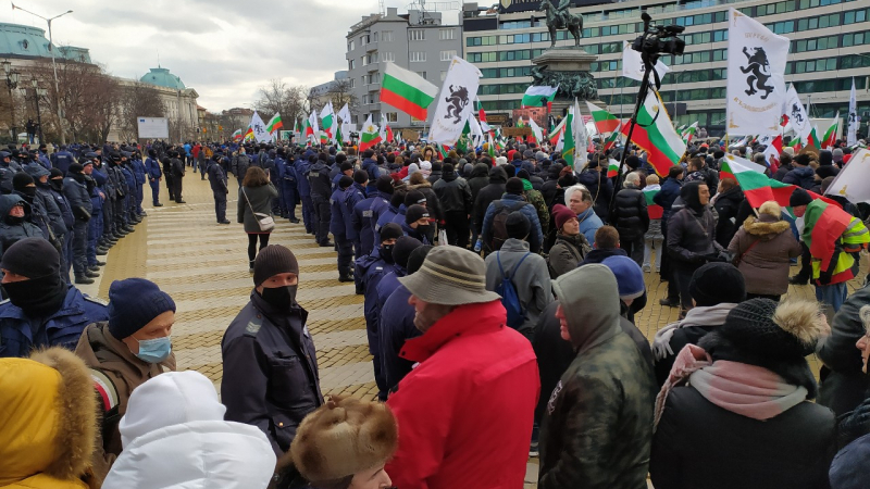 Депутатите се изнасят спешно от НС заради протеста, а Костадинов... СНИМКИ