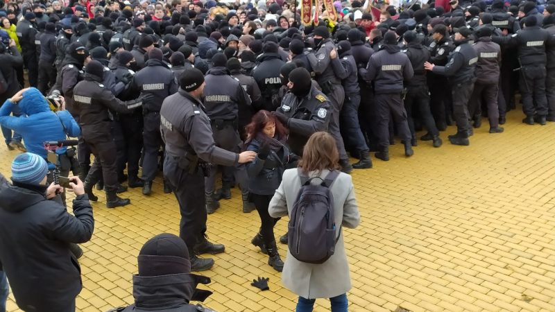 МВР огласи още пострадали полицаи на протеста
