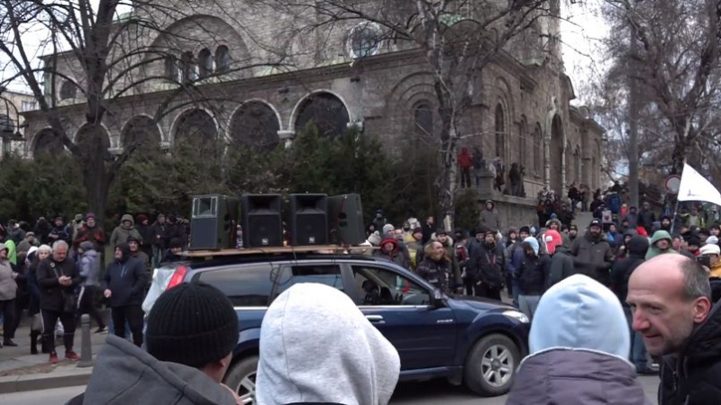Протестът се премести под прозорците на Сербезова, а тя... ВИДЕО 