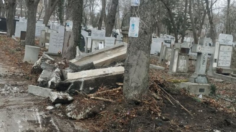  Ремонтни дейности в Централни гробища "стреснаха" покойниците СНИМКИ