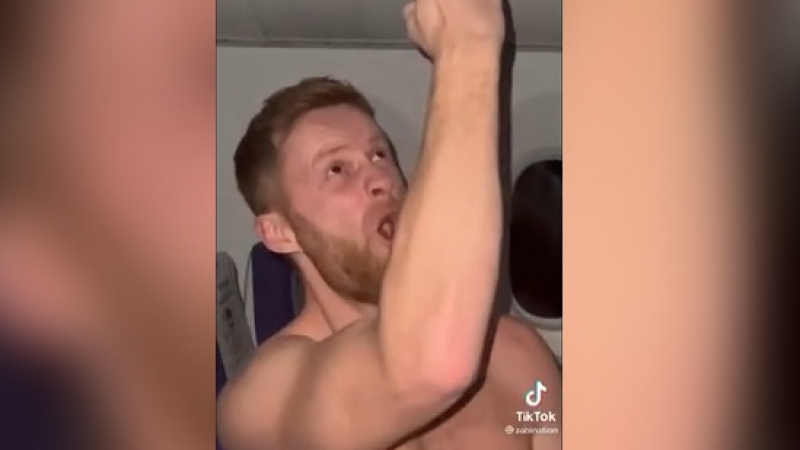 Скандално ВИДЕО: Голи до кръста туристи се забавляват със стюардеса и много алкохол 