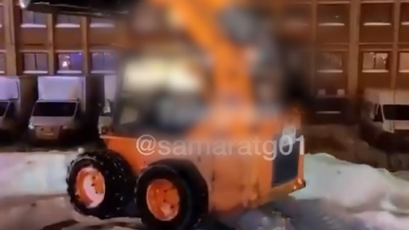 Зловещо ВИДЕО: Заснеха как трактор върви в кръг с умрял шофьор