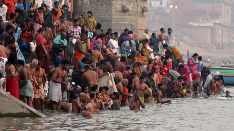 Стотици хиляди индуси се изкъпаха ритуално в Ганг, въпреки COVID-19 ВИДЕО