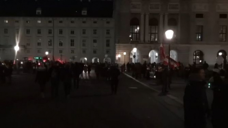 Във Виена е страшно! Протестиращи финтираха полицията с неочакван ход ВИДЕО