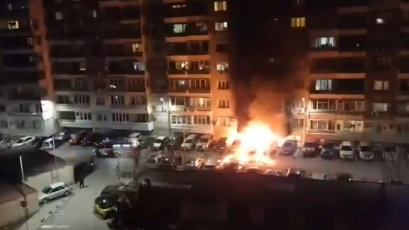 Среднощен инцидент: Автомобили изгоряха като факли във Варна