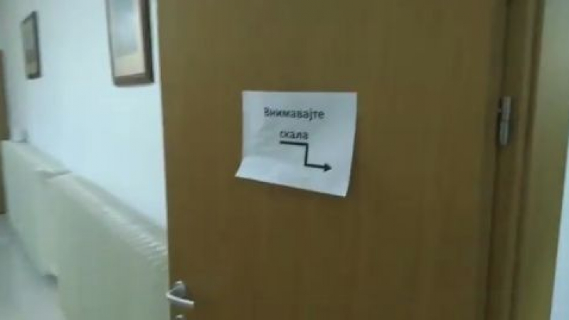 Само в БЛИЦ: Надпис "скала" предупреждава делегацията на Кирил Петков в Скопие ВИДЕО 