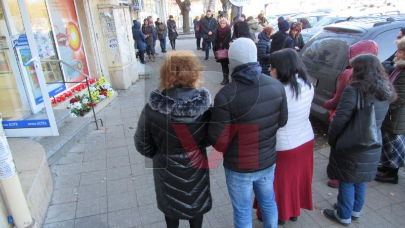 Потресени русенци се събраха пред една от аптеките на жестоко убитата Ери Πexливaнян, а полицаи... ВИДЕО