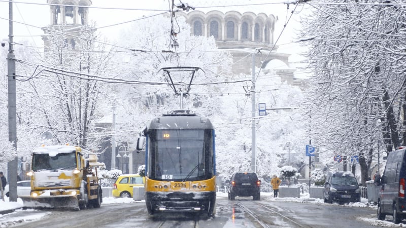 Изненадващ студ: Снегът се връща в неделя и ще остане! Ще натрупа над София и... КАРТИ