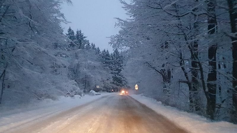 Министър Караджов алармира: Има непочистени пътища след падналия през нощта обилен сняг! СНИМКИ