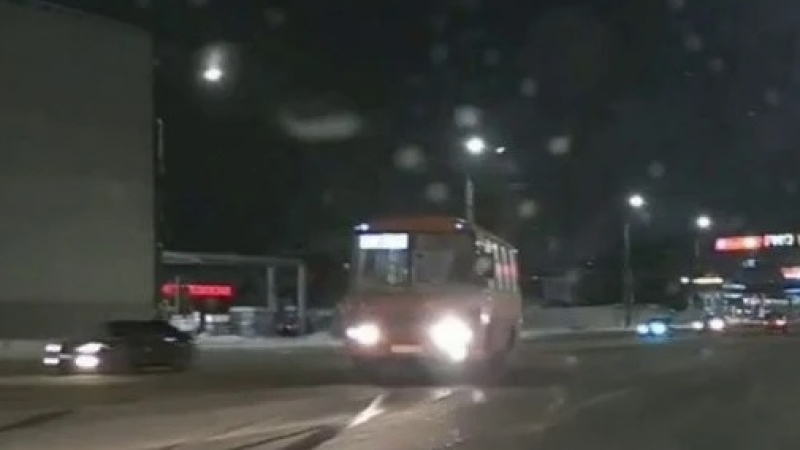Зрелищни ВИДЕА: Шофьор на автобус удиви мрежата със своята спасителна маневра
