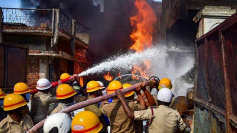 Седем души загинаха при пожар в 20-етажна сграда в Индия ВИДЕО