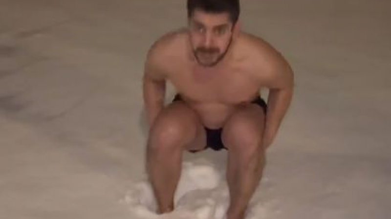 Сашо Кадев нагази гол в снега, за да... ВИДЕО 
