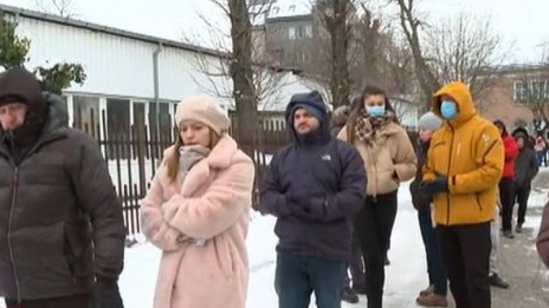 Огромни опашки се извиха пред "Пирогов" след спешния призив на здравното заведение ВИДЕО