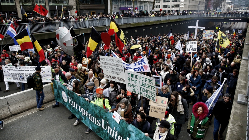 50 хил. тълпа излезе на протест срещу К-19 мерките в Брюксел, полицията реагира брутално ВИДЕО