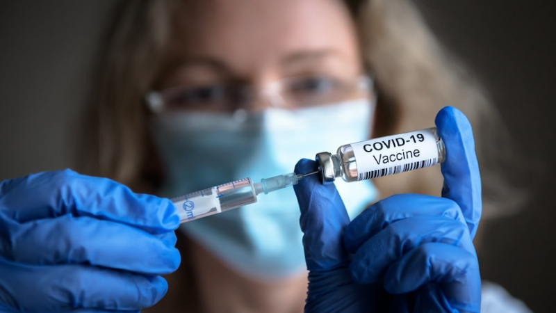 Доходен бизнес: Лекари печелят луди пари за да бият К-19 ваксини