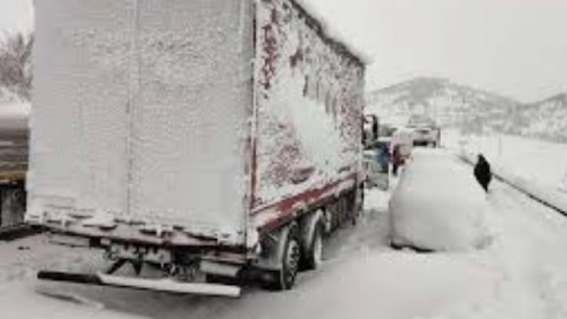 Снежна стихия връхлетя Турция и взе жертви ВИДЕО