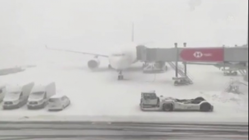 Голям брой туристи са блокирани на летището в Истанбул заради стихия ВИДЕО