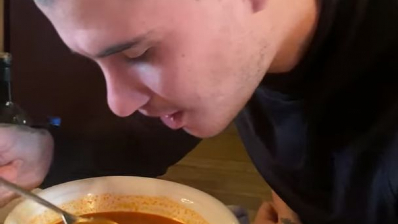 Синът на Ценко Чоков се пусна на ВИДЕО как яде супа за 30 лв в Банско и брои лъжичка по лъжичка