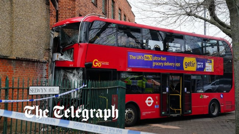 Автобус се заби в магазин в Лондон, 19 са ранени