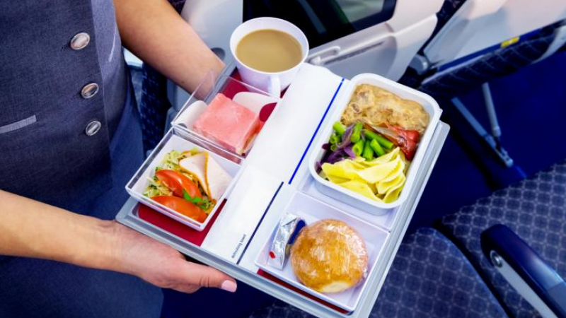 Забранени: Никога не яжте тези храни преди полет!