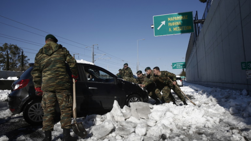 Ето колко шофьори ще вземат по 2000 евро заради снежния апокалипсис в Гърция
