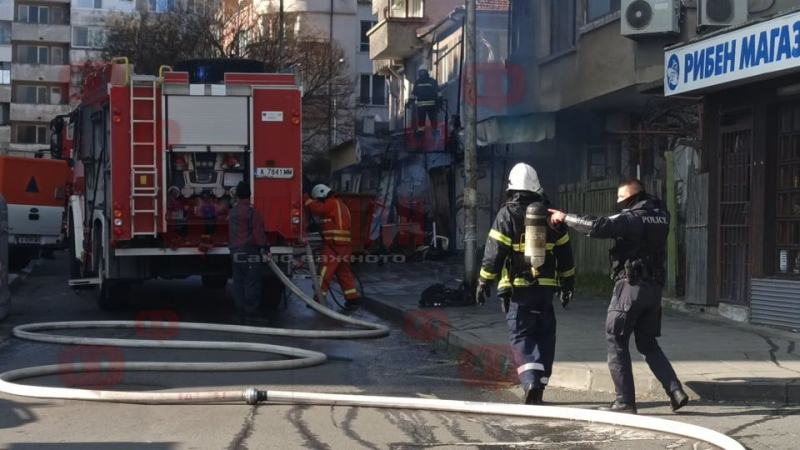 Огромен пожар бушува в жилищен блок в Бургас! ВИДЕО