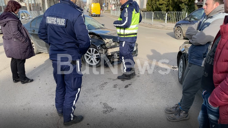 Катастрофа с БМВ и Ауди на възлово кръстовище във Враца СНИМКИ