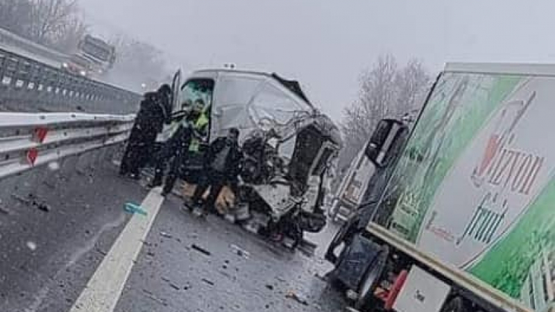 Страшна вест след кошмара на "Тракия" с два камиона, бус и лъскаво "Порше" СНИМКИ 