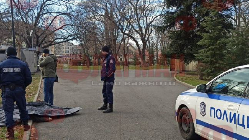 Бургас плаче след трагедията с костюмиран мъж в центъра на града 