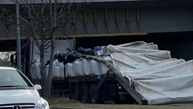 Зрелище в Пловдив! Камион се вряза в мост и стана кабриолет СНИМКА