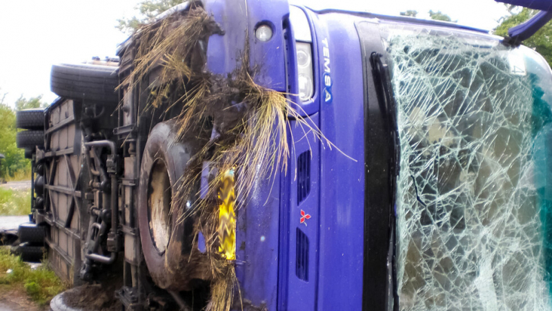 Ужас: Автобус с 39 пътници се преобърна 
