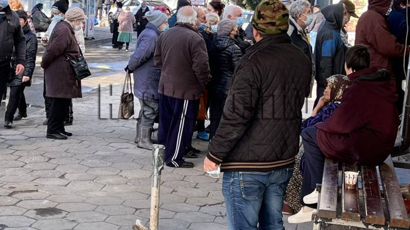 Кошмарен инцидент на опашката за пенсии в Хасково СНИМКИ 