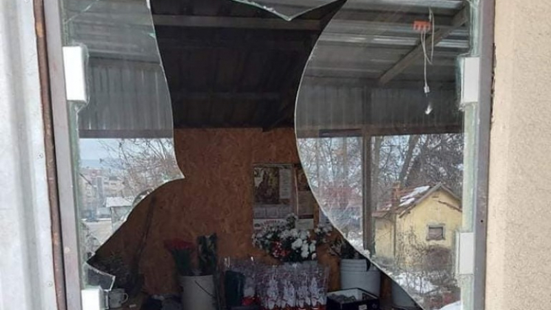 Скандално: Нападнаха офиса на Българския клуб в Битоля СНИМКИ
