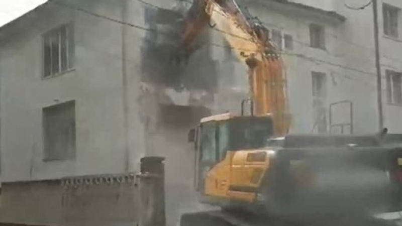 Багер започна да руши сграда в "Красно село" в София в 6 часа сутринта, съседите в шок ВИДЕО